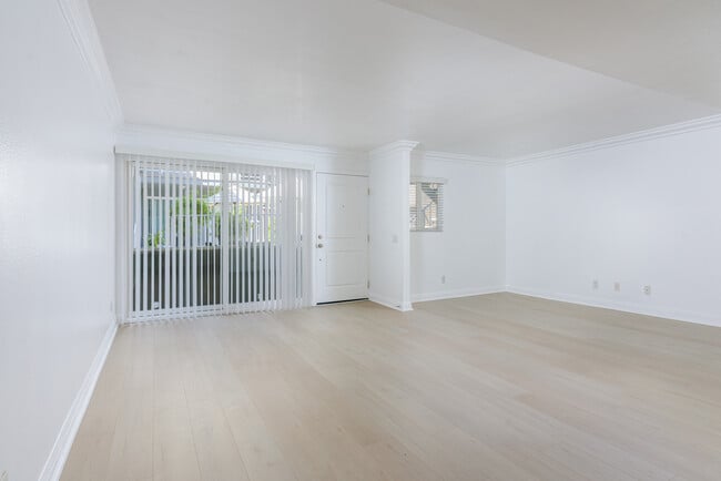 Photo - 355 N Maple St Unidad 116