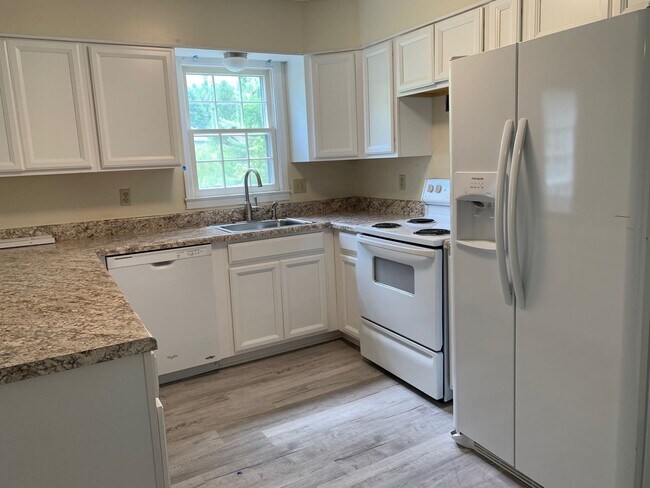 Photo - 208 Woodbine Dr