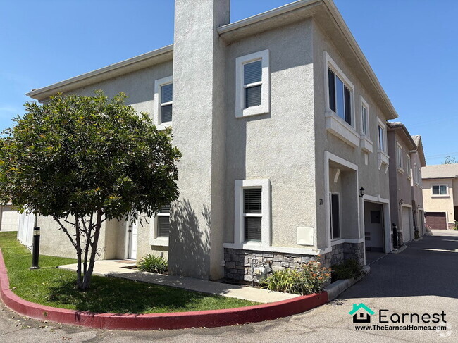 Building Photo - Bright & Stylish 4BR Townhouse with Privat...