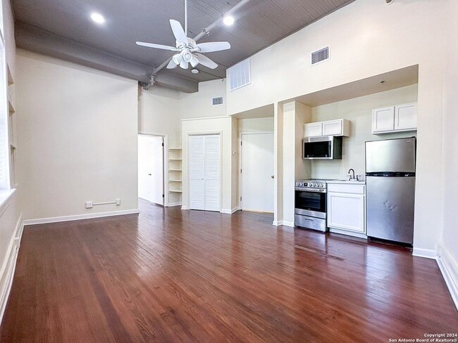 Photo - 245 Losoya St