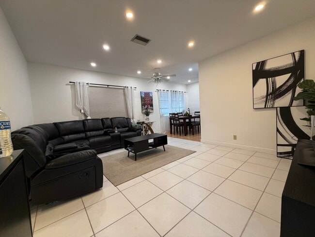 Building Photo - 1300 N 17th Ave Unit 206