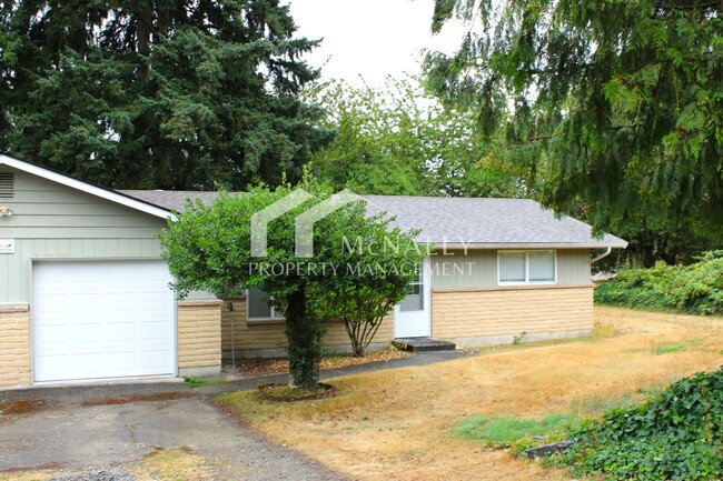 Building Photo - Updated 2 Bedroom Duplex with Garage and P... Rental
