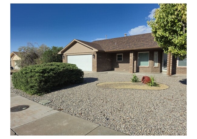 Building Photo - Spacious 3 bed/2 bath home in desired neig...