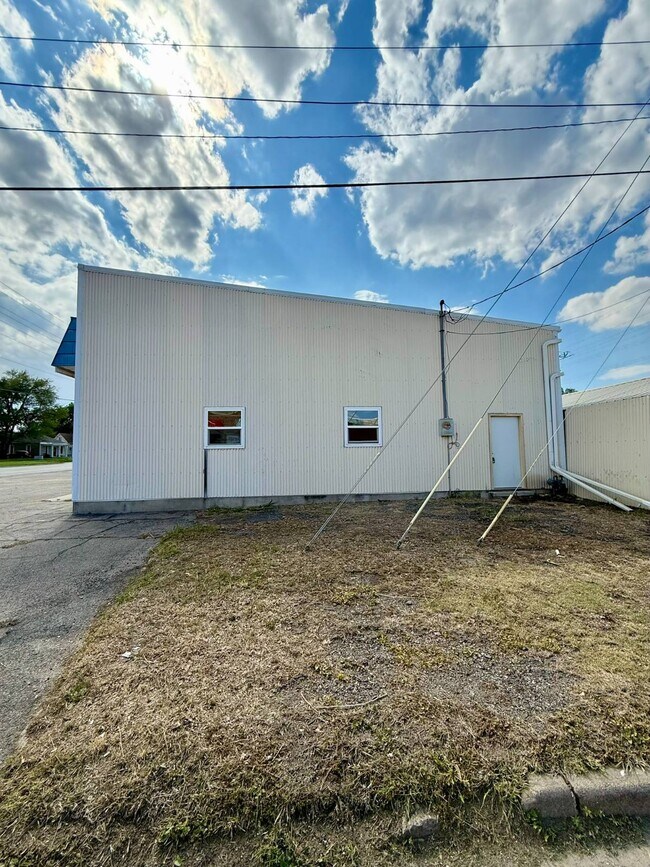 Photo - 305 W 5th St