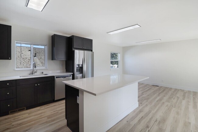 Photo - 3 Bed 2 Bath - Excellent Condition - WSG Included - Pet Friendly - Island Hospital