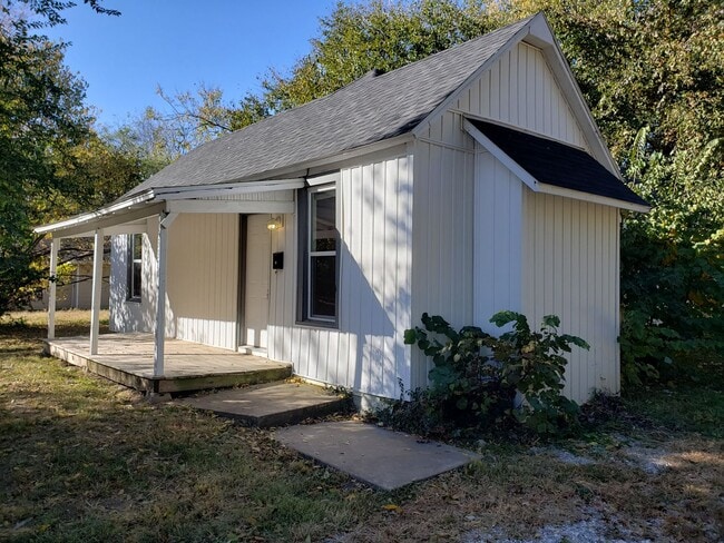 Photo - Spacious 2-Bedroom, 1-Bathroom Home AVAILABLE NOW!!