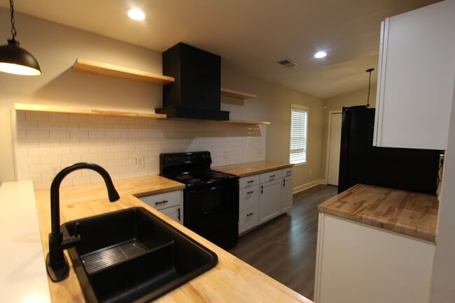 305 Maple St
