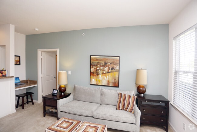 2BR, 2BA - 1094 SF