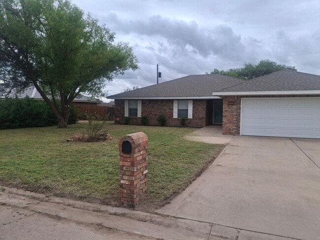 Building Photo - Portales 3 bed 2 bath home- Pet Friendly!