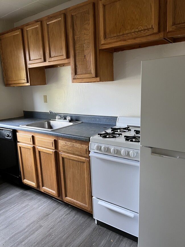 Photo - 440-444 W 9th St Apartments