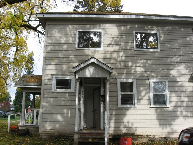 Building Photo - 2 bedroom in 3-plex