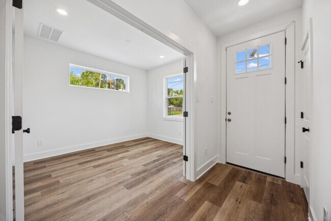 Photo - 835 Elkhart St