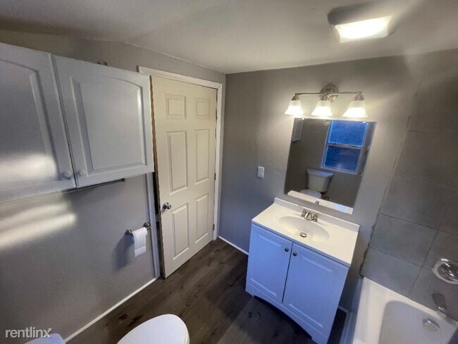 Photo - 1 br, 1 bath House - 1417 N Jones St