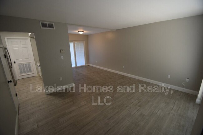 Photo - 945 Castle Way