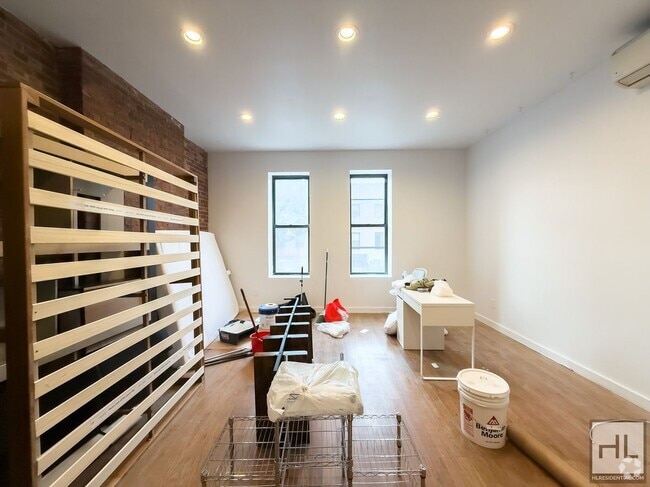 Building Photo - Myrtle Avenue / Spacious  3-Bed, 2-Bath / ... Unit 1 Rental