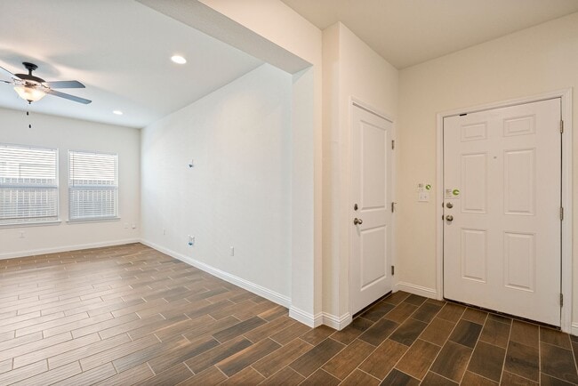 Photo - Luxurious 3 bedrooms 2.5 bathrooms home in...