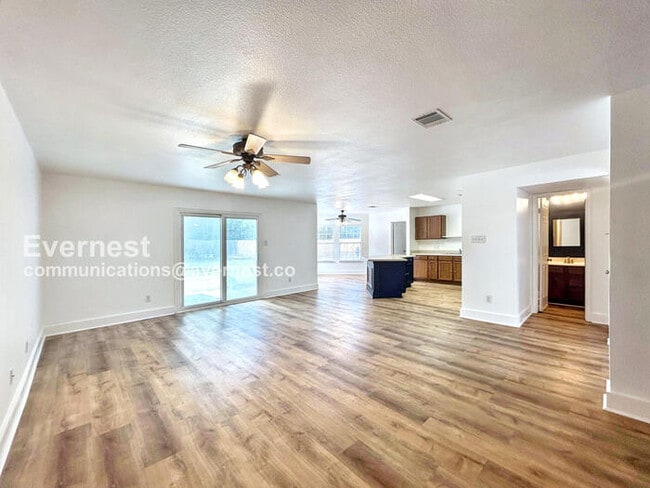 Photo - 1401 Balsam Way