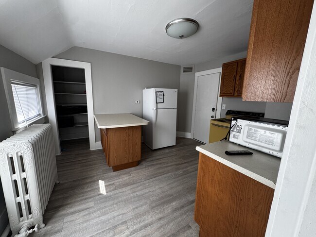 Building Photo - 848 E Grand Ave Unit 4