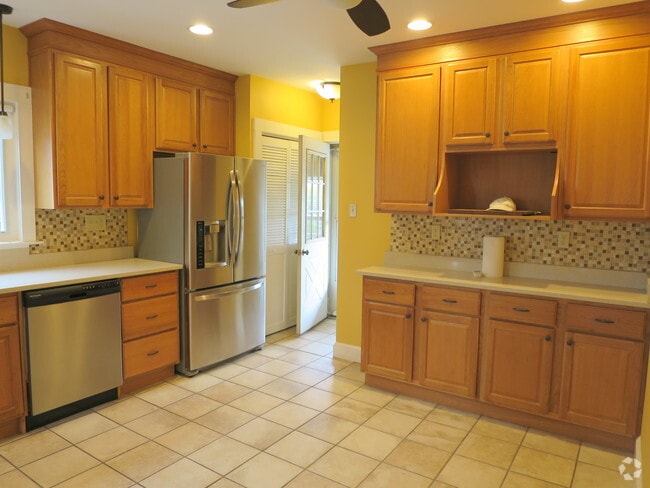 Building Photo - 1098 Fellsway Unit 2 Rental