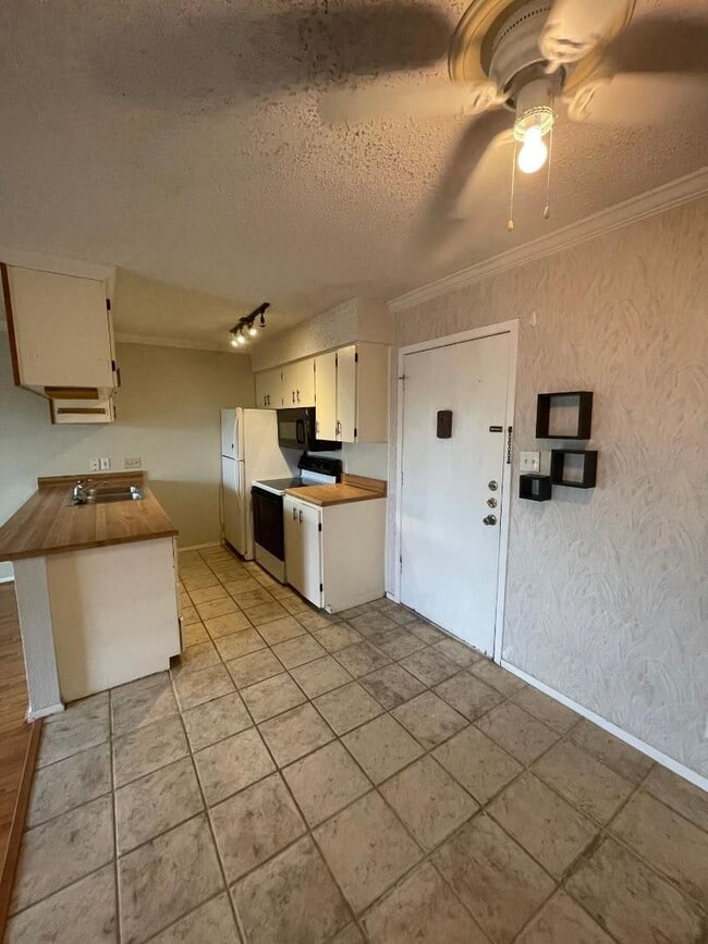 Photo - 910 Duncan Ln