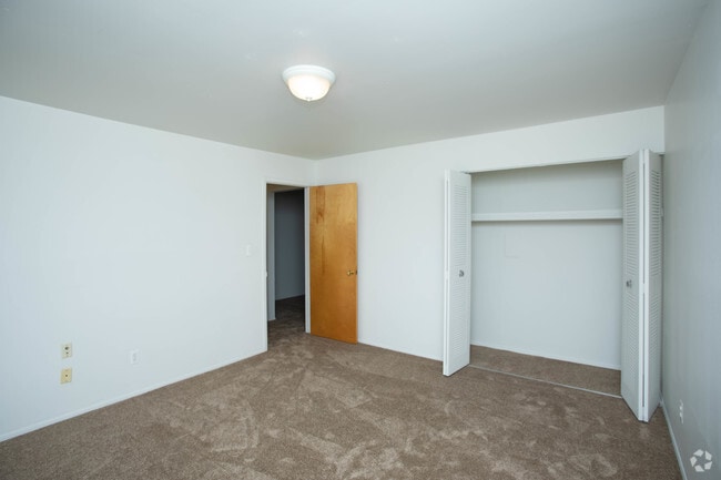 1BR, 1BA - 700 SF