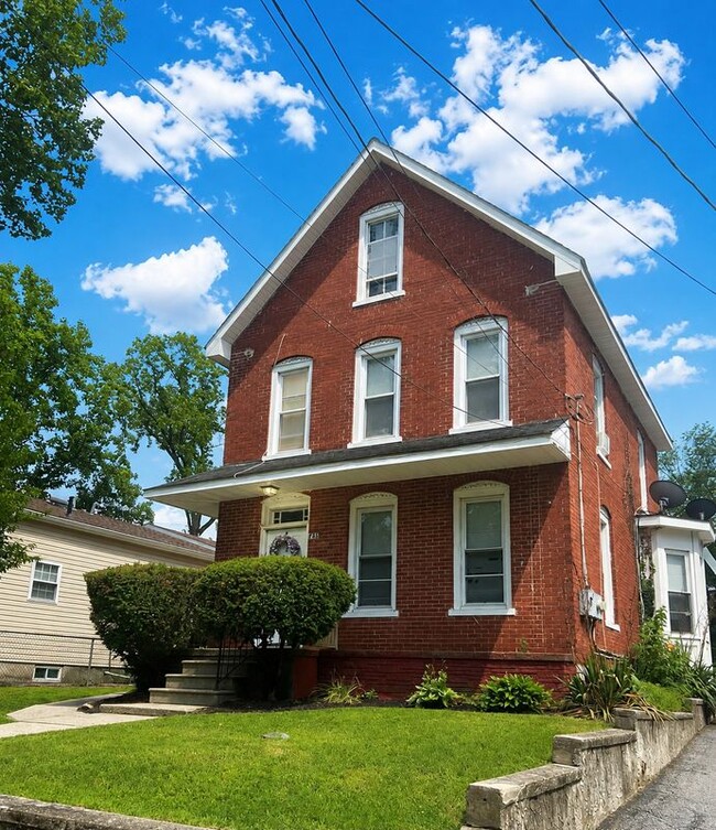 Building Photo - 743 E Grape St Unit 1