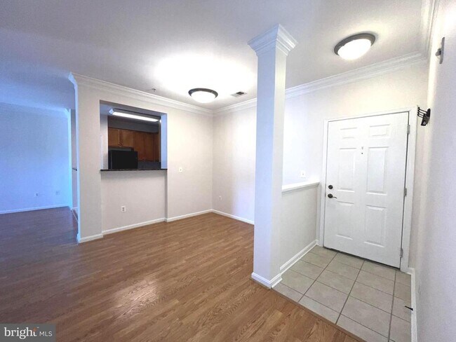 Photo - 4852 Eisenhower Ave Unidad 437