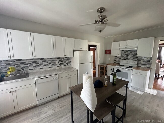 Building Photo - 458 Hillside Ave Rental