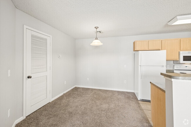 1B60 1BR, 1BA - 735SF - Dining Room