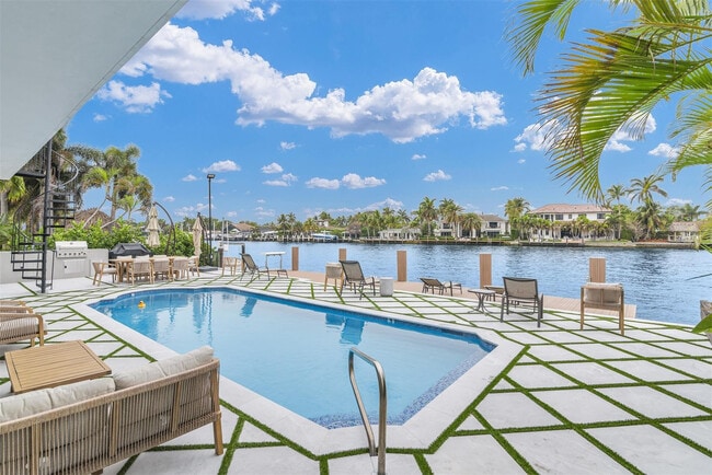 Photo - 319 S Riverside Dr