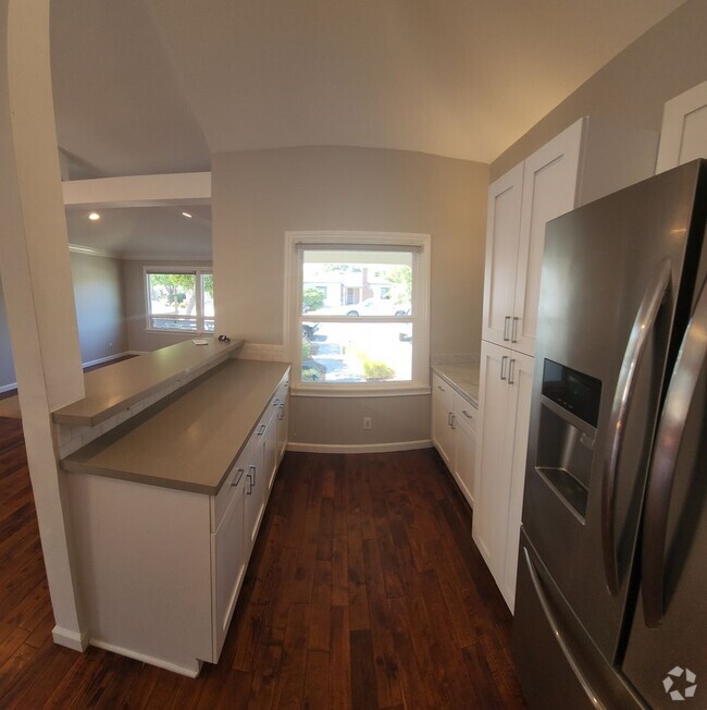 Building Photo - Beautiful, updated home close to Poly and ...