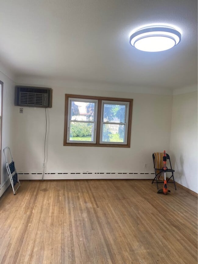 Photo - 205 9th St S