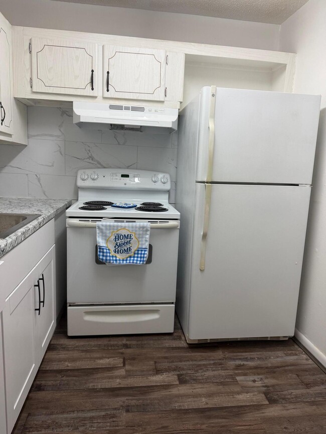 Photo - 180 Windsor E