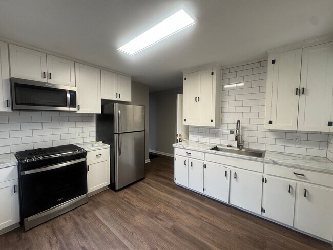 Building Photo - McQueen Street 4-plex - SMITK-LILY Unit A - McQueen Street