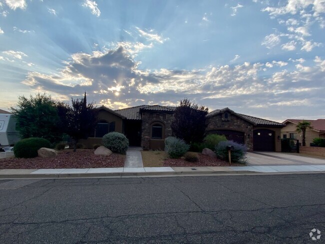 Building Photo - Gorgeous Home Overlooking St George