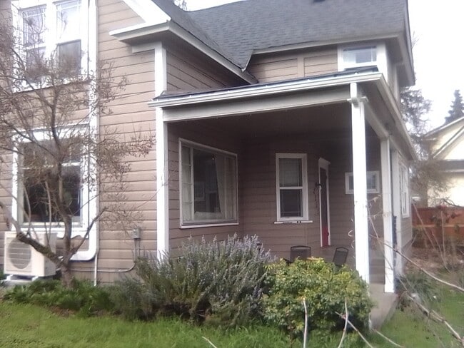 Lateral y parte trasera, con porche - 2345 Portland St Unidad whole house