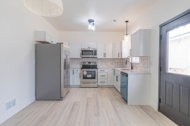 Building Photo - 3 Bedroom Single Family Unit 121 River St