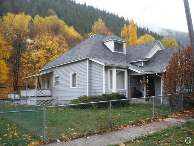 Building Photo - Beautiful house with large yard!