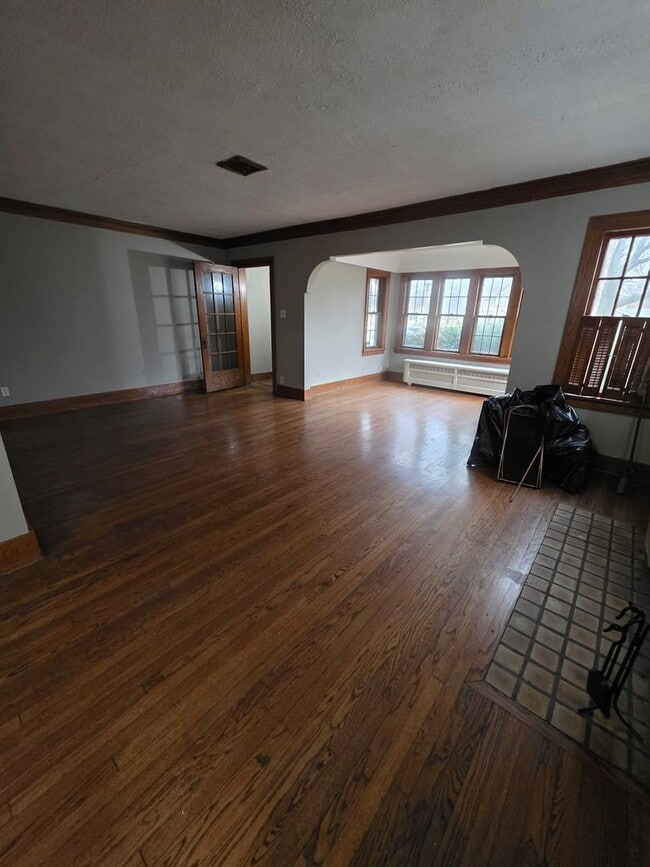 Building Photo - Huge 3 Bedroom Lower Duplex Unit Lower