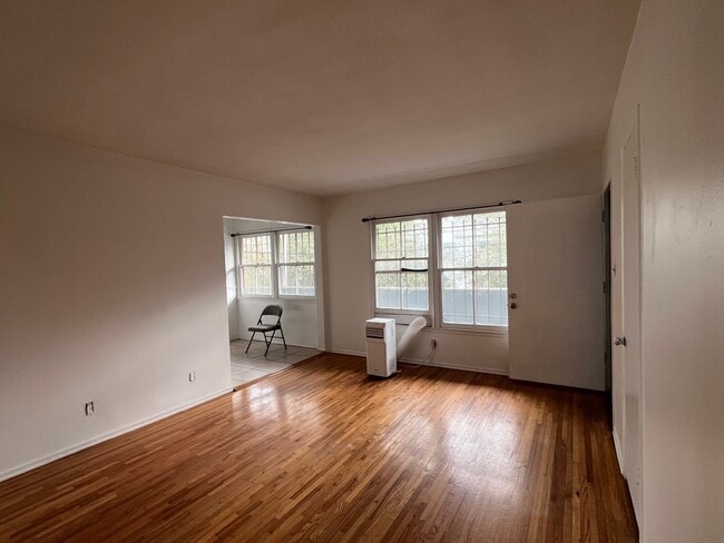 Building Photo - 873 N Hoover St Unit 873 1-2