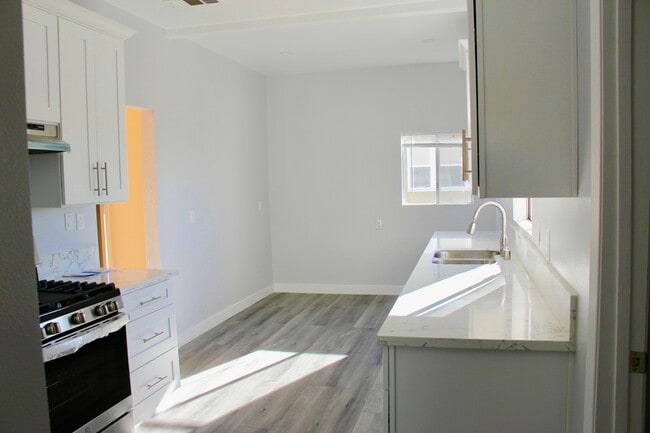 kitchen/ breakfast nook - 1239 S Hudson Ave Unidad 1239