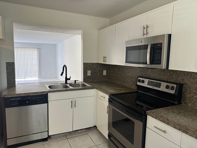 Building Photo - 931 SW 20th Ct