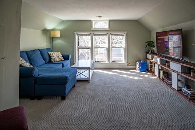 Photo - 611 Evans St SE Unit 3 Floor Fully furnished