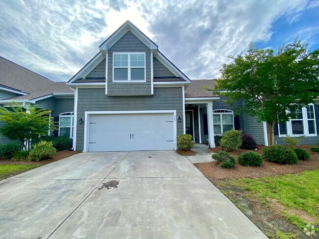 Building Photo - Spacious Three Bedroom Town Home! Located ...