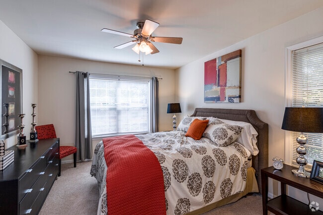 2BR, 2BA - 925SF