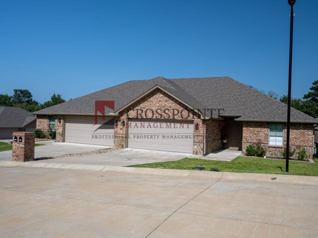 Building Photo - Beautiful 3 Bedroom 2 Bathroom Townhouse in South Tyler! Unit 6311