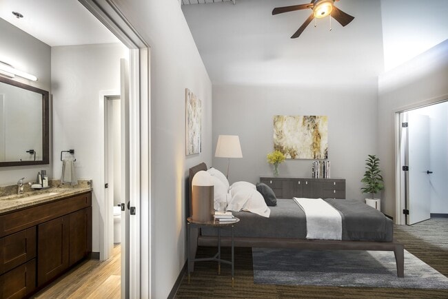 Dormitorio con baño adjunto