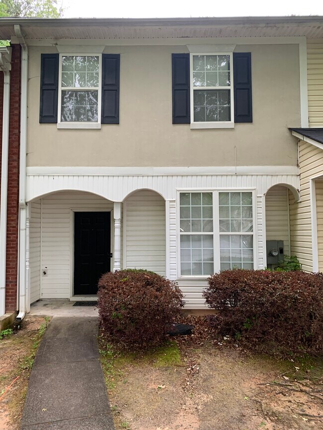 STUNNING FULLY RENOVATED TOWNHOME- 2 Bedroom 2.5 Bathroom House In Riverdale With Great Ame - 6115 Camden Forrest Dr
