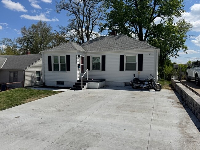 Building Photo - Massive Parking + Finished Basement Near UNMC & Downtown – $2,000/mo