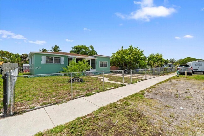 Building Photo - 2502 Funston St Rental